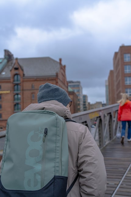 De Evoc fietsrugzak is ook een must tijdens mijn stedentrip. De jas houdt me warm en droog, de rugzak mijn spullen.
