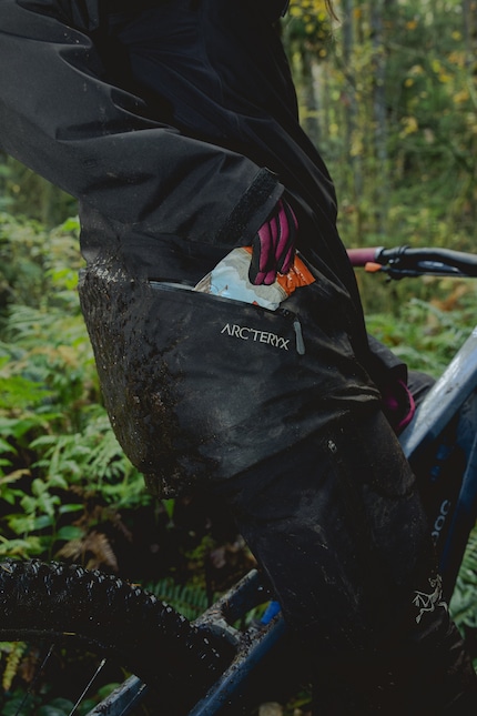 La veste de VTT a des poches facilement accessibles et une coupe adaptée au genre.