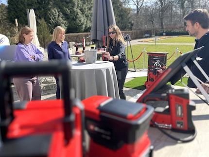 Pflatsch! Chief Tool Instructor Elke Beekmann beweist mit einem beherzten Wurf in den Wassereimer, dass die Sealed-Akkus tatsächlich dicht halten.