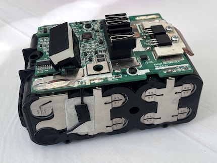 Ein Blick unter die Haube des Power X-Change Akkus zeigt die saubere Verarbeitung.