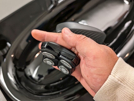 Ich kann den Rasierer zwischen den Fingern einklemmen und so über den Kopf fahren.