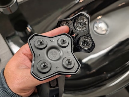 Der Scherkopf hält magnetisch auf dem Gerät.