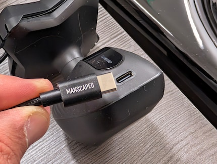 Der Manscaped The Dome Shaver kann mit jedem USB-C-Kabel geladen werden.