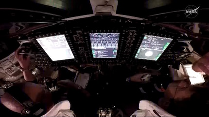 Blick ins Cockpit der Orion: Pilot Victor Glover (l.) und Kommandant Reid Wiseman (r.) testen manuelle Steuerungsmanöver.