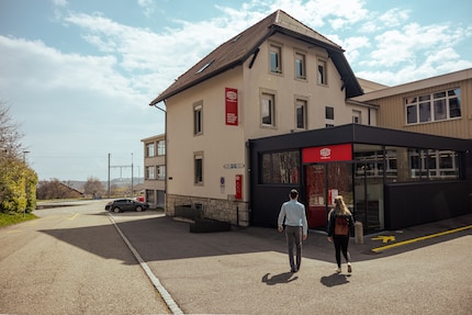 Hinter dem Empfangsgebäude (schwarz) liegt unser Ziel: die Produktionshalle.