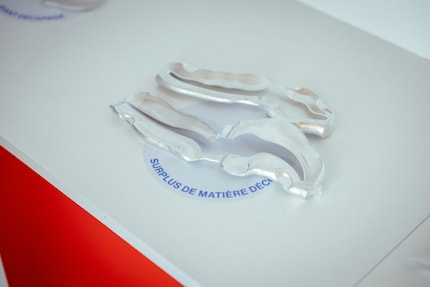 Die Schere ist aus einem Aluminiumstück ausgestanzt. Das Überbleibsel wird recycelt.