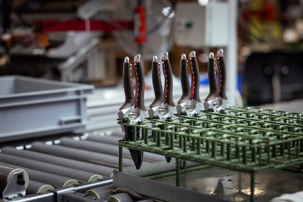 Damit die Scheren bequem in der Hand liegen, helfen neben der passenden Grösse auch Lederriemen.