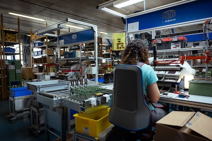 Jede Felco-Schere ist Handarbeit: Eine Mitarbeiterin setzt die Einzelteile zusammen.
