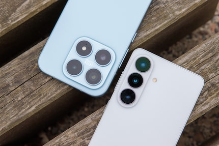 Beide Smartphones haben drei Kameras auf der Rückseite.