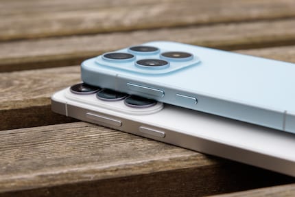 Außer der Kameraerhebung gibt es optisch nur dezente Unterschiede.