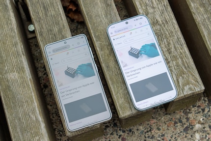 Das Display des Xiaomi 17 ist im direkten Vergleich etwas heller, das des Galaxy S26 für die Betrachtung im Sonnenschein aber hell genug.
