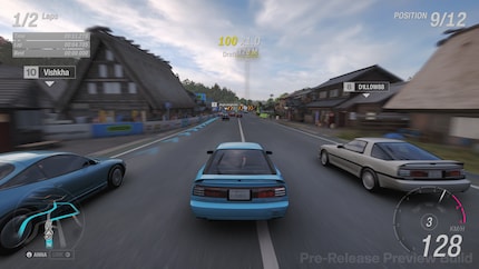 Wir rasen mitten durch ein idyllisches Dörfchen.