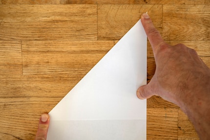 Wie bei vielen Fliegern fängst du an, indem du das DIN-A4-Blatt diagonal faltest. Einmal nach links, einmal nach rechts.