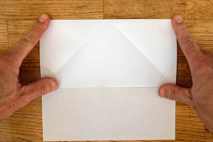 Anschliessend das Blatt umdrehen, umklappen und so falten, dass sich die Linien in einem Punkt kreuzen.