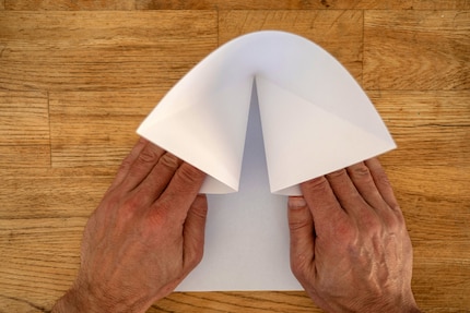 Nun kannst du das Blatt nach innen klappen und glatt streichen. Bis hierhin ist ist alles gewöhnlich.