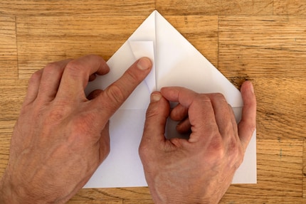 Klappe das kleine Dreieck noch einmal exakt zur Mitte.