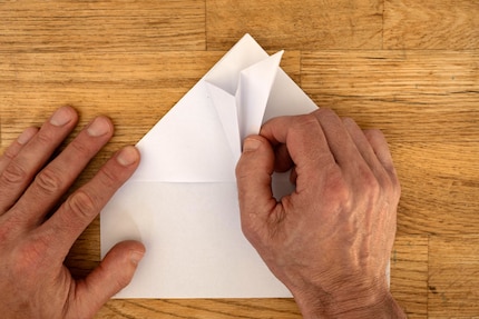 Ziehe das Faltwerk wieder etwas auseinander.