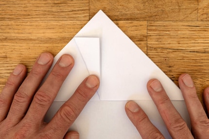 ... und falte alles wieder zusammen. Gut glattstreichen und auf der anderen Seite wiederholen.