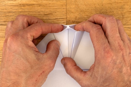 Weite die beiden «Taschen» dieser Spitze mit den Fingerspitzen ...