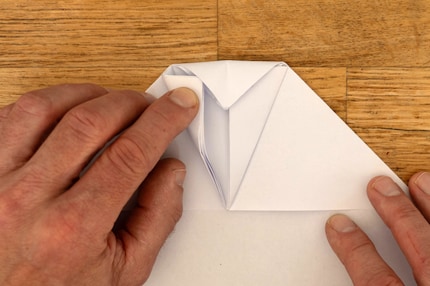 ... und schiebe auf beiden Seiten die zuvor gefalteten Dreiecke hinein.