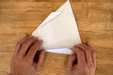 ... und dann wieder etwas nach unten klappen. Andersrum geht es auch, hier kannst du experimentieren.