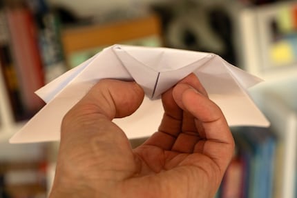 Zeit für den Jungfernflug und das Feinjustieren: Halte den Gleiter am Rumpf und starte ihn relativ sanft. Er braucht nicht viel Schwung und sollte nicht zusammengeklappt werden. Allenfalls leicht nach oben biegen, bis der Auftrieb stimmt.