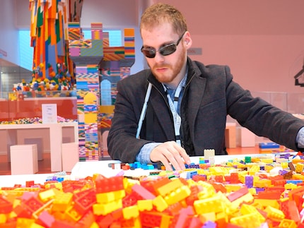 Matthew Shifrin zeigt, dass Lego auch jenseits klassischer Bildanleitungen zugänglich werden kann.