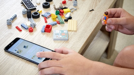 Audio- und Braille-Anleitungen helfen dabei, Lego-Sets selbstständiger zu bauen.