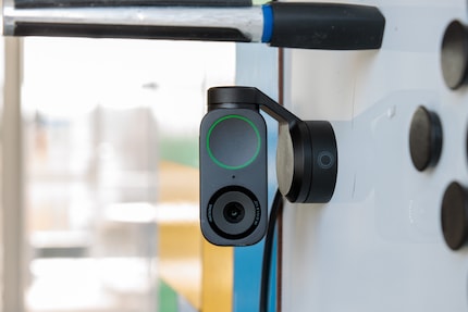 De webcam plakt aan magnetische oppervlakken.