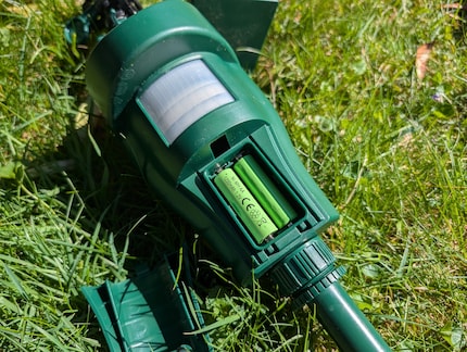 Dank des Solarpanels und der beiliegenden Akkus, benötigt das Gerät keine weitere Energiequelle.