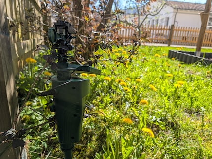 Auf der Vorderseite unseres Hauses reicht es, wenn der Strahl nur wenige Meter weit spritzt. Auto- und Velofahrer hätten sonst keine Freude.