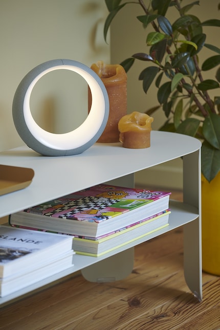 Dieses Modell bricht mit der klassischen Tischlampen-Silhouette.