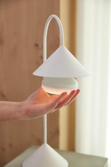 Die einzige Lampe hier, die du nicht irgendwann wegen einer kaputten LED wegwirfst.