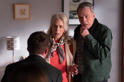 Bryan Cranston schöpft als Hal aus dem Vollen: Er tanzt Choreografien im Supermarkt, halluziniert sich in Lederstiefeln als Trent Reznor und ist dabei gefühlt öfter nackt als angezogen.