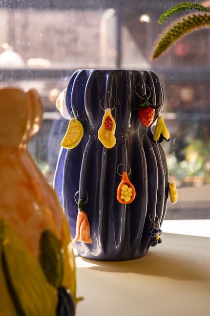 Der Körper als Vase, die Früchte als Schmuck – Ofrenda, Kora Moya Rojo für Ago Projects. .