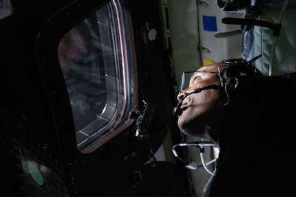 Es gibt Aussichten, und dann gibt es Aussichten: Pilot Victor Glover schaut während des siebenstündigen «Lunar flyby» aus dem Fenster der Raumkapsel.