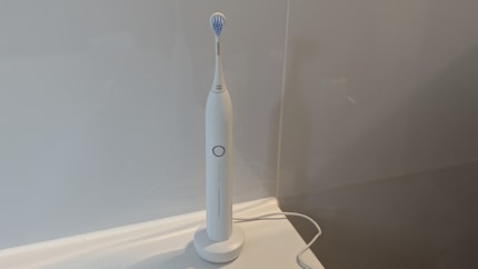 Im Ladeständer sieht die Zahnbürste richtig gut aus. Das Design gefällt mir.