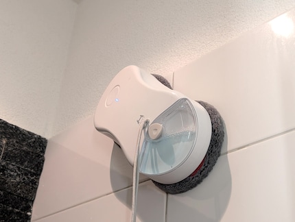 Über Fliesenfugen fährt der Roboter problemlos, den Rand oben erkennt er auch ohne physische Begrenzung.