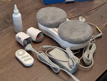 Die zwei Kabel sind fix im Roboter verbaut – das Stromkabel ist eher kurz.