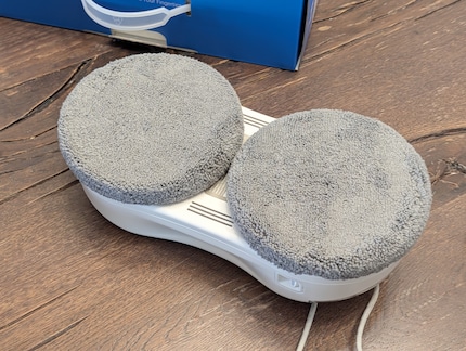 Der Roboter von Hutt putzt mit zwei runden Mopps.