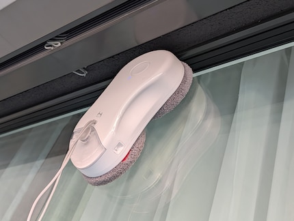 Der Hutt fährt schön am Rand entlang, kommt aber wegen der runden Form der Mopps nicht ganz in die Ecken.