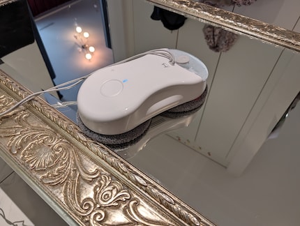 Den waagrecht hingelegten Spiegel putzt er – manchmal braucht es zwei Anläufe, bis er alles abfährt.