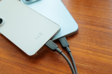 Das Ladetempo von Smartphones hängt vom Ladestandard ab.