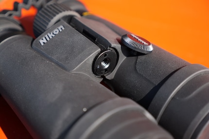 Hier versteckt sich bei Nikon das Stativgewinde.