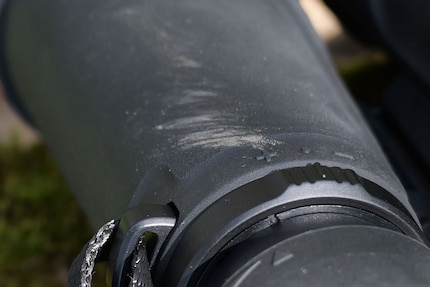 Besser nicht unbedacht ablegen: Das Nikon Monarch M5 10×50 ist ein echter Staubmagnet.