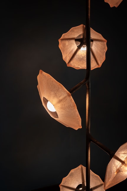 Sie ist inspiriert von marinen Strukturen und gefertigt aus Fiberglas.