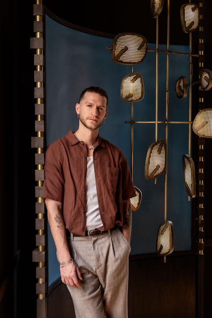 Federico Stefanovich in seinem Showroom in Mexico City, wo Tageslicht und seine skulpturalen Leuchten sich gegenseitig bespielen.