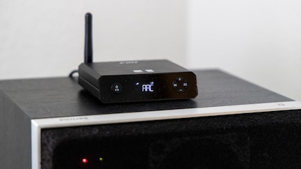 Met de Bluetooth-ontvanger kan ik 45 jaar oude actieve luidsprekers draadloos bedienen via mijn smartphone.