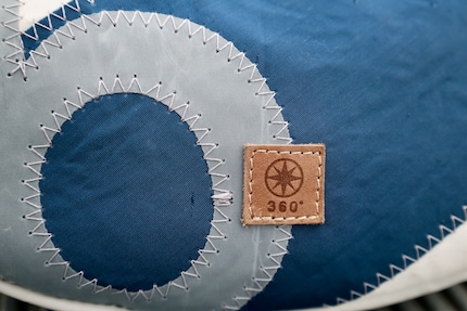 Die Herkunft ist klar erkennbar: Hier finden alte Segel eine neue Aufgabe.