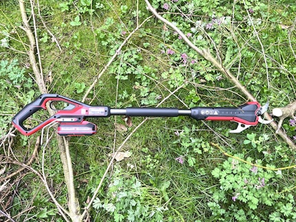 Zwar kein Leichtgewicht, aber noch problemlos stemmbar liegt sie gut austariert in der Hand. 